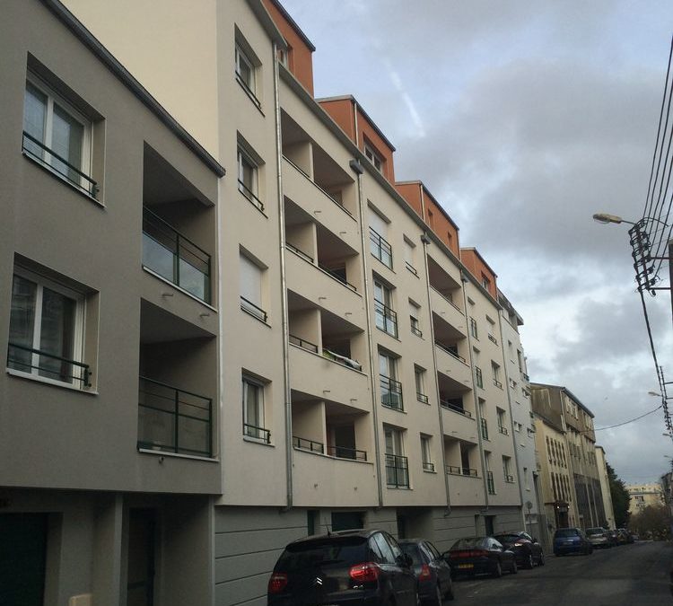 Enduit finition grattée sur maçonnerie en béton banché